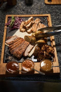 компанійська дошка BBQ (Свинина, телятина, курка, печериці на грилі, маринована цибуля, два види соусу) 1000 г