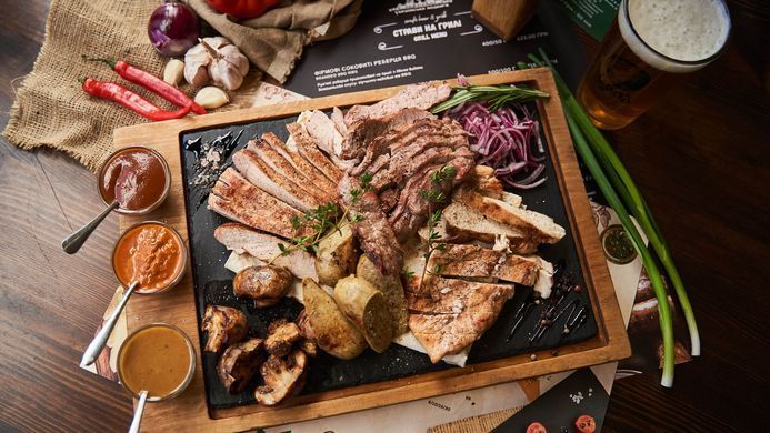 компанійська дошка BBQ (Свинина, телятина, курка, печериці на грилі, маринована цибуля, два види соусу) 1000 г