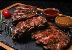 фірмові соковиті реберця BBQ (Рум&rsquo;яні реберця приготовані на грилі з двома видами домашнього соусу: гірчично-медовим та bbq 400/50 г